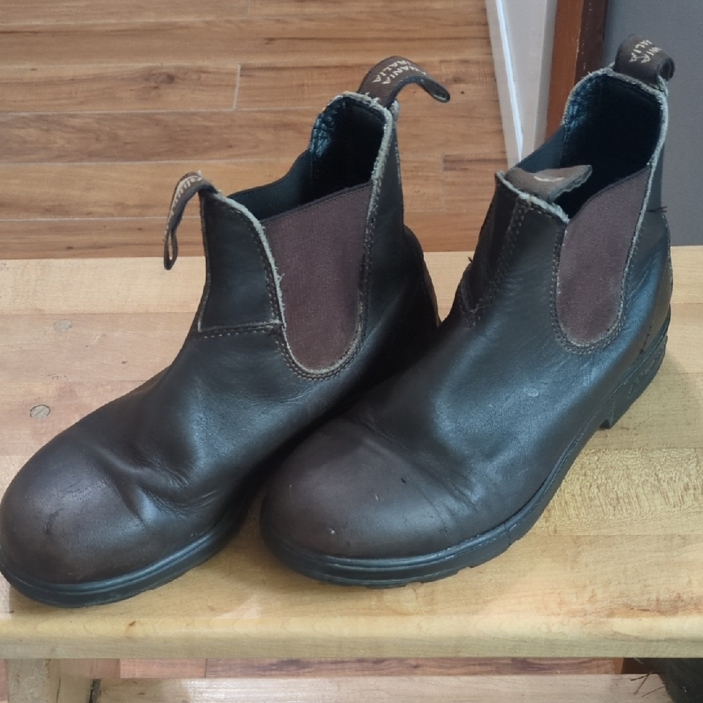 Flawed Blundstone Chelsea AU 4 US 7